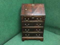 An inlaid mahogany lady's writing bureau on bracket feet