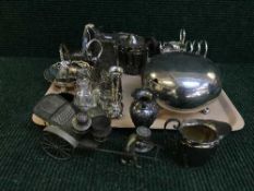A tray of early 20th century plated ware