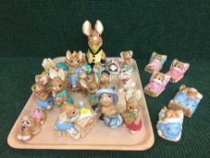 A tray of assorted Pendelfin figures