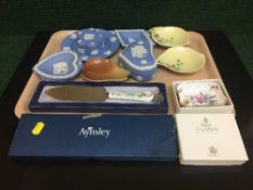 A tray of boxed Royal Crown Derby shallow dish, Aynsley cake knife, Carlton ware dishes,