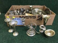 A box of early 20th century plated ware including cruet sets, baskets, napkin rings,
