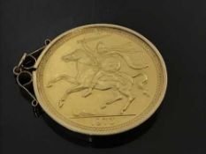 An Isle of Man £5 coin, mounted in 9ct gold with suspension loop, dated 1973, 43g.