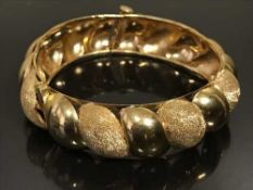 An 18ct gold necklace with pendant, 29.