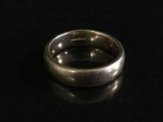 An 18ct gold band ring, 11.