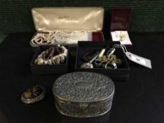 An interesting collection of items including pen knives, propelling pencil, gilt chain, buttons,