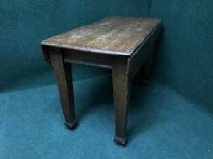 An Edwardian oak drop leaf table