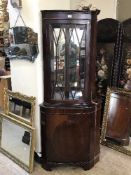 An inlaid corner display cabinet