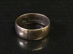 A 9ct gold band ring, 3.