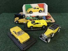 A tray of assorted large scale Burago die cast vehicles,