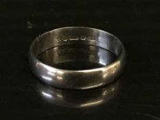 An 18ct white gold band ring, 3.