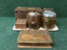 A tray of treen barrels,