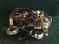 A tray of brass and silver plated items,