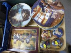 A tray of Ardleigh and Elliot musical trinket boxes, Bradex plates,