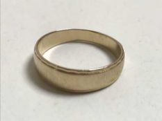 A 14ct gold band ring, 3 grams.