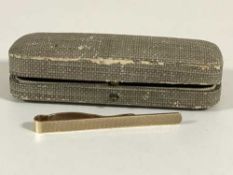 A 9ct gold tie clip, 4.