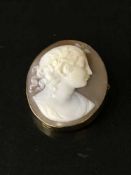 A 9ct gold mounted cameo brooch depicting a lady