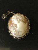 A 9ct gold mounted cameo brooch depicting a classical lady