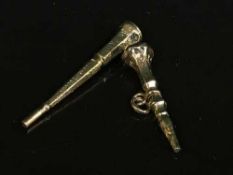 Two Victorian gold watch keys (2)