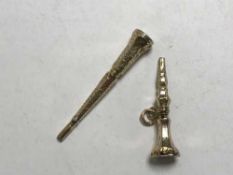 Two Victorian gold watch keys (2)