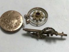 A gold locket / brooch and pendant