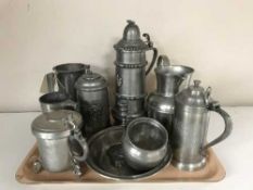 A tray of early 20th century pewter tankards, jugs,
