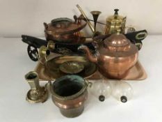 A tray of copper kettle, horse brasses,