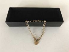 A 9ct gold bracelet with 9ct gold lock