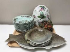 A tray of Shorter and Son fish plates,
