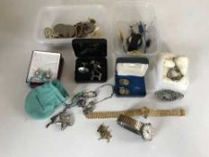 A 9ct gold chain and cross (2.