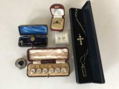 A collection of jewellery to include a silver and 9ct gold ring, Celtic brooch,