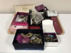 A tray of costume jewellery and a large quantity of empty ring boxes