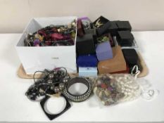 A tray of assorted costume jewellery