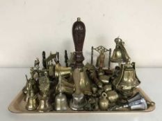 A tray of assorted brass and metal bells