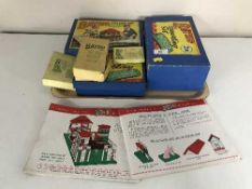 A tray of Bayko building sets,