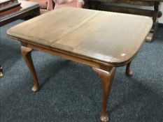 A mahogany extending dining table