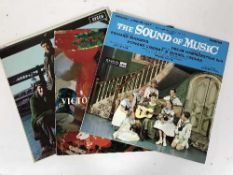 Two boxes of lps, box sets and 45's - Musicals,