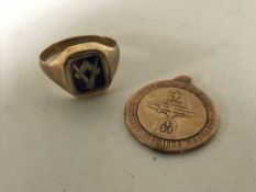 A 9ct gold Masonic ring together with a 9ct gold token