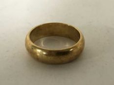 An 18ct gold band ring, 5.