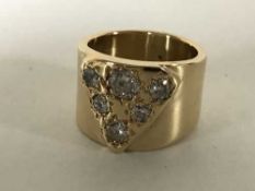 A heavy 18ct gold ring set with six diamonds totalling approximately 1.2 carat, 16.