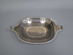 A silver small dish with twin-shell handles, 106g.