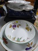 Six Royal Worcester Evesham fruit bowls and serving dishes (four boxed)