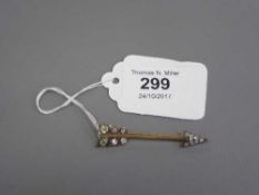 A Georgian gold old cut diamond arrow shaped brooch, 4.6g.