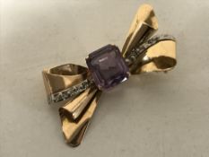A gold amethyst pin bow brooch, 5g.