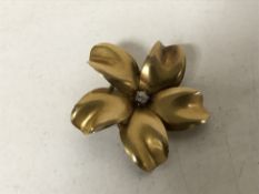 A yellow gold diamond set flower brooch, 2.5g.