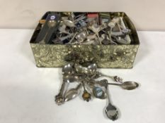 A tin of large quantity of crested teaspoons