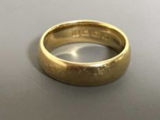 An 18ct gold band ring, 7.