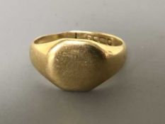 An 18ct gold signet ring, 5.