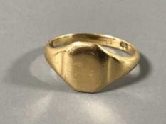 A child's 18ct gold signet ring, 2.