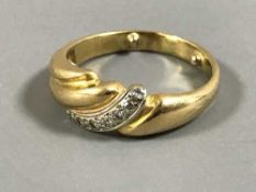 An 18ct gold diamond set ring, 4.
