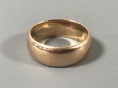 An 18ct gold band ring, 8.